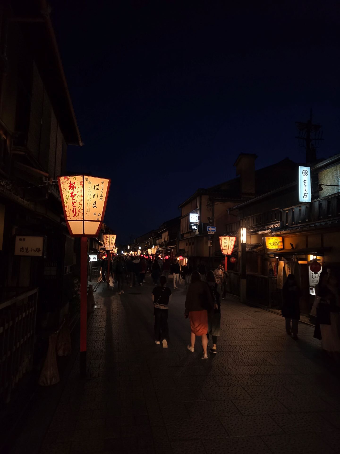 Things to do in Japan at night through Tokyo, Kyoto and Osaka after dark, from Skytree and Shibuya to Gion, Fushimi Inari and Dotonbori, with photos and night experiences.